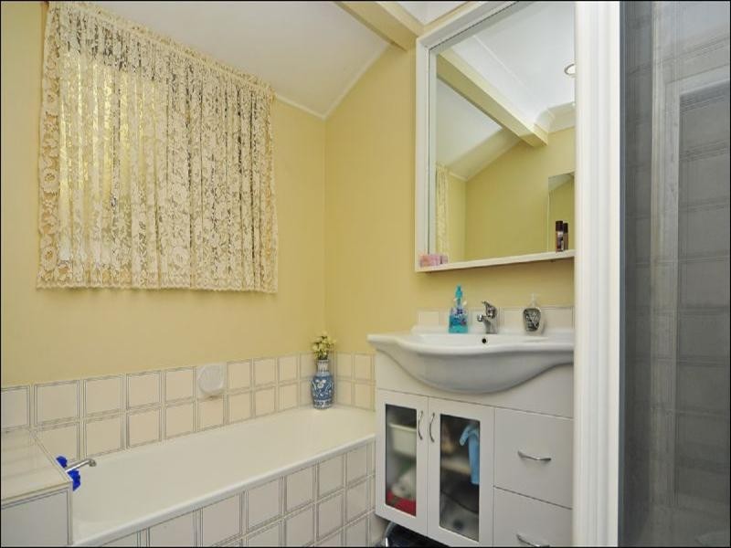 1 Lambrook Court, Camira QLD 4300