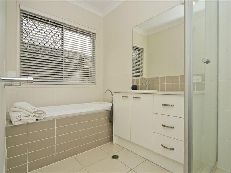 40 Bathersby Crescent, Augustine Heights QLD 4300
