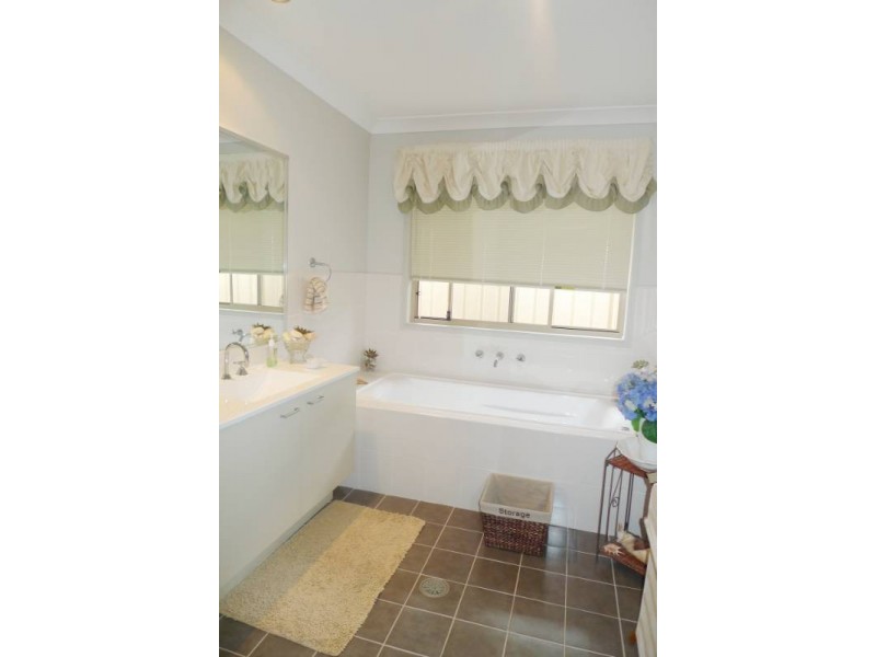 64 Piper Drive, Hamlyn Terrace NSW 2259