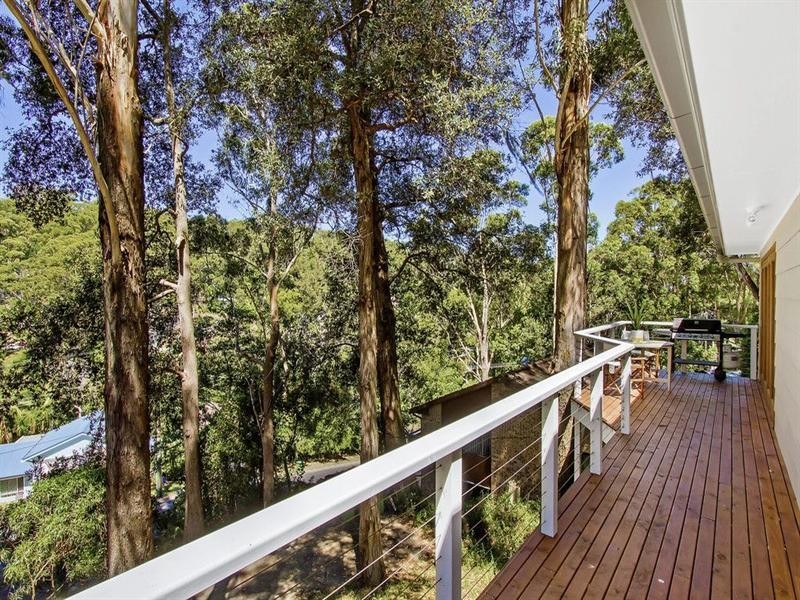 4 Harcourt Place, North Avoca NSW 2260