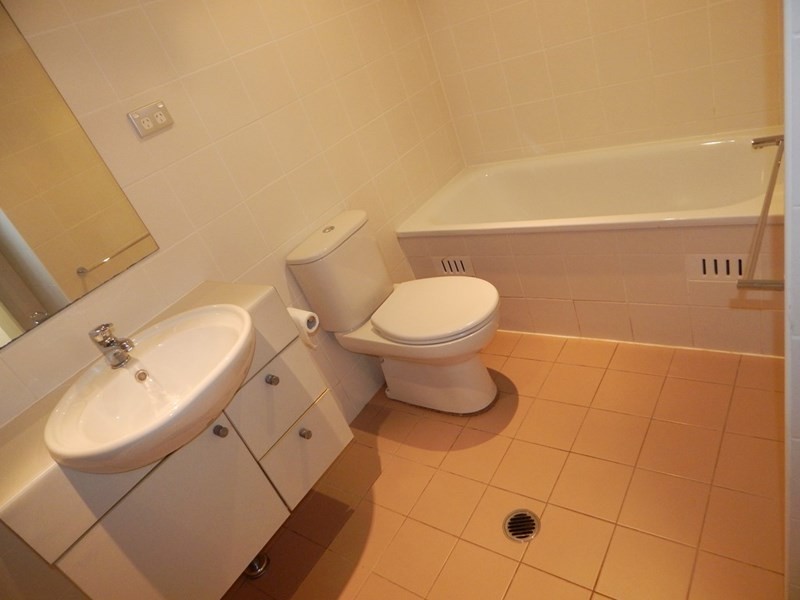 225/80 John Whiteway Drive, Gosford NSW 2250