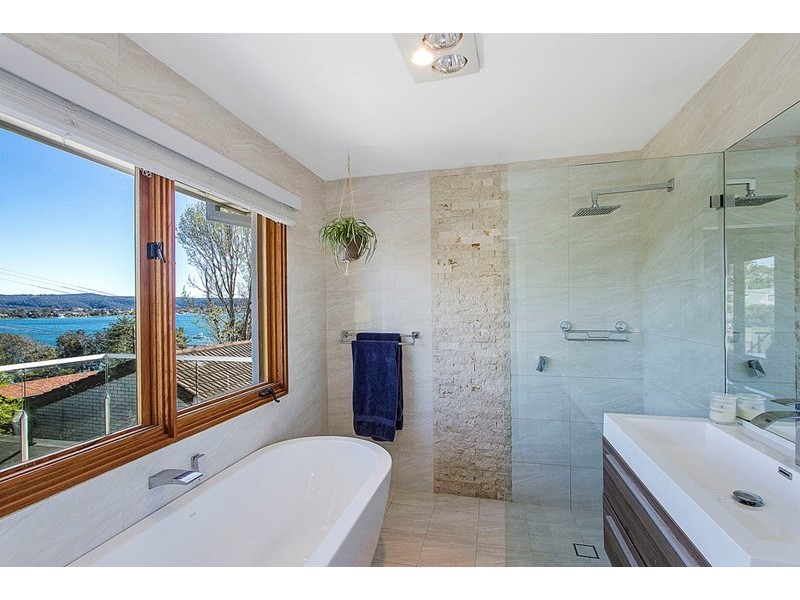 290 Avoca Drive, Green Point NSW 2251