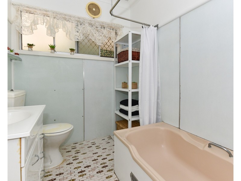 6 Dalton Street, Wyoming NSW 2250