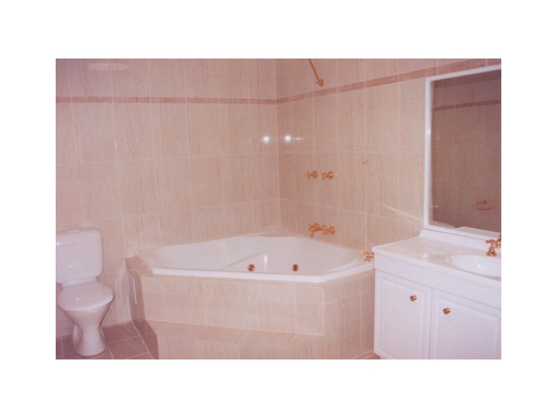 11/2 Adcock Avenue, West Gosford NSW 2250