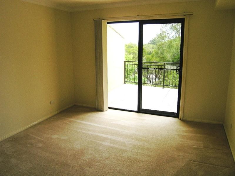 16/2 Adcock Avenue, West Gosford NSW 2250