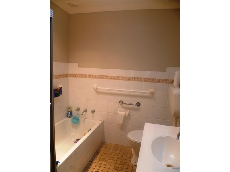 7 Nioka Avenue, Point Clare NSW 2250