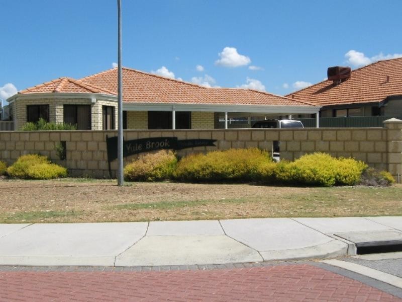 35 Bruce Road, Wattle Grove WA 6107