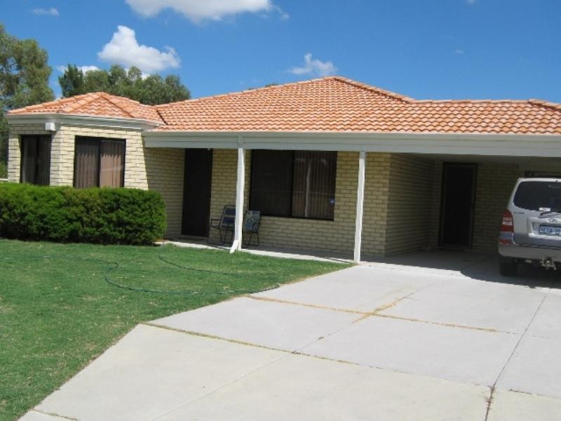 35 Bruce Road, Wattle Grove WA 6107