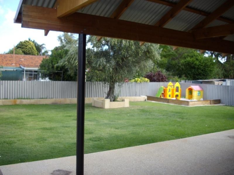 35 Fleming Avenue, Wilson WA 6107