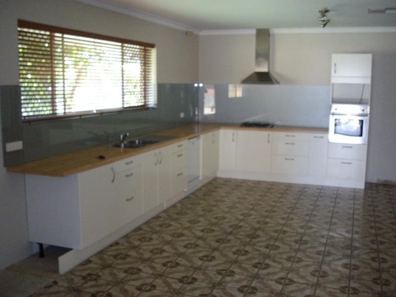 35 Fleming Avenue, Wilson WA 6107