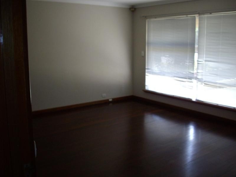 35 Fleming Avenue, Wilson WA 6107