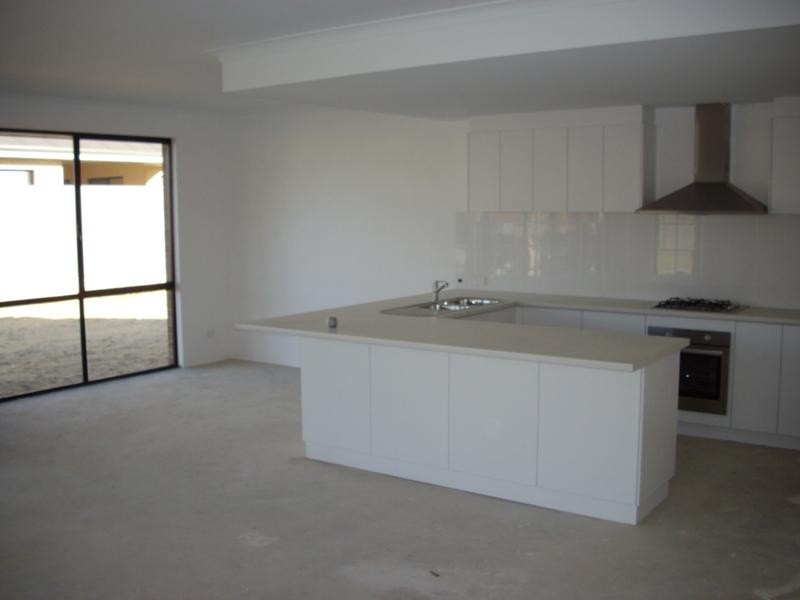 7 Hillhouse Way, Piara Waters WA 6112