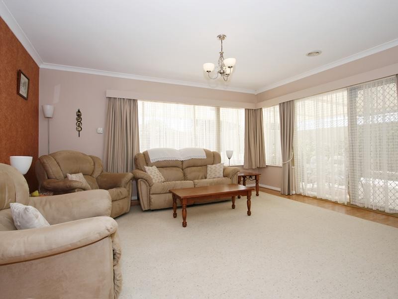 7 Redheart Drive, Thornlie WA 6108