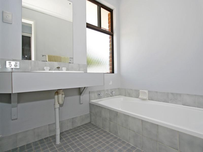 10 Symes Close, Seville Grove WA 6112