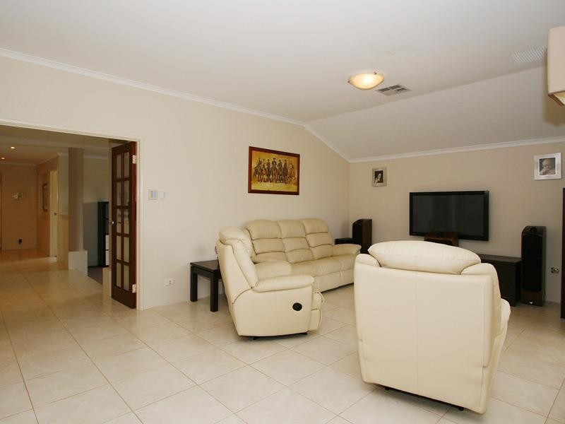 50 Excalibur Chase, Wattle Grove WA 6107