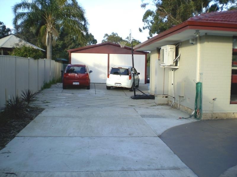 18 Drayton Court, Kelmscott WA 6111