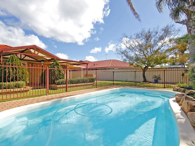 19 Tarragon Place, Thornlie WA 6108