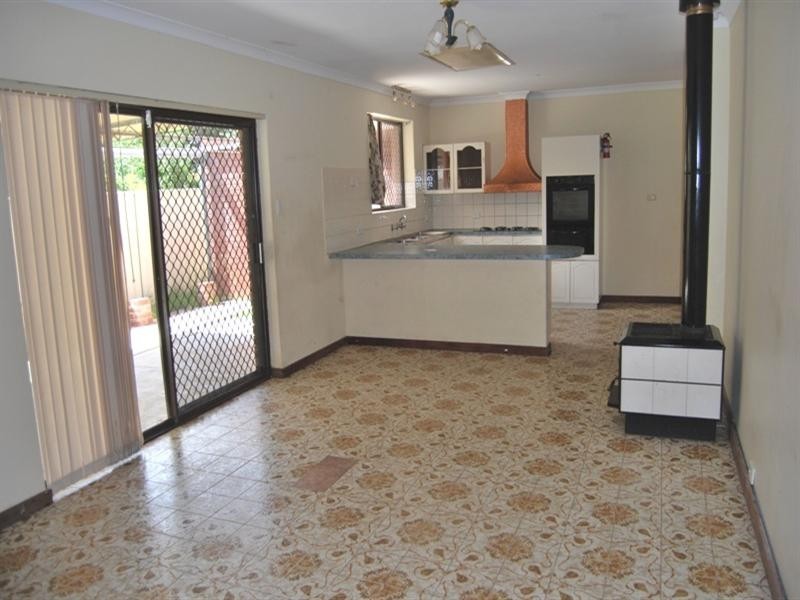 24 WILLOWMEAD Way, Kelmscott WA 6111