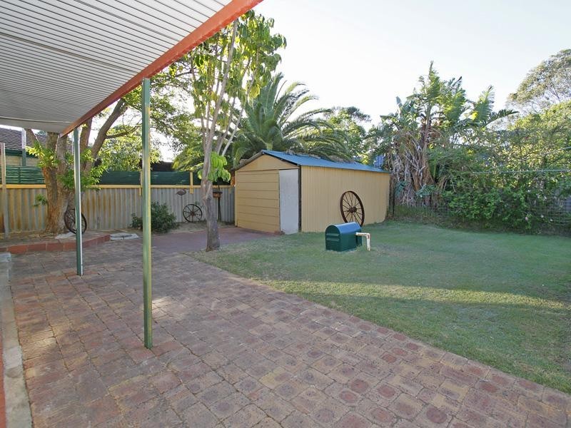 22 Waratah Drive, Camillo WA 6111