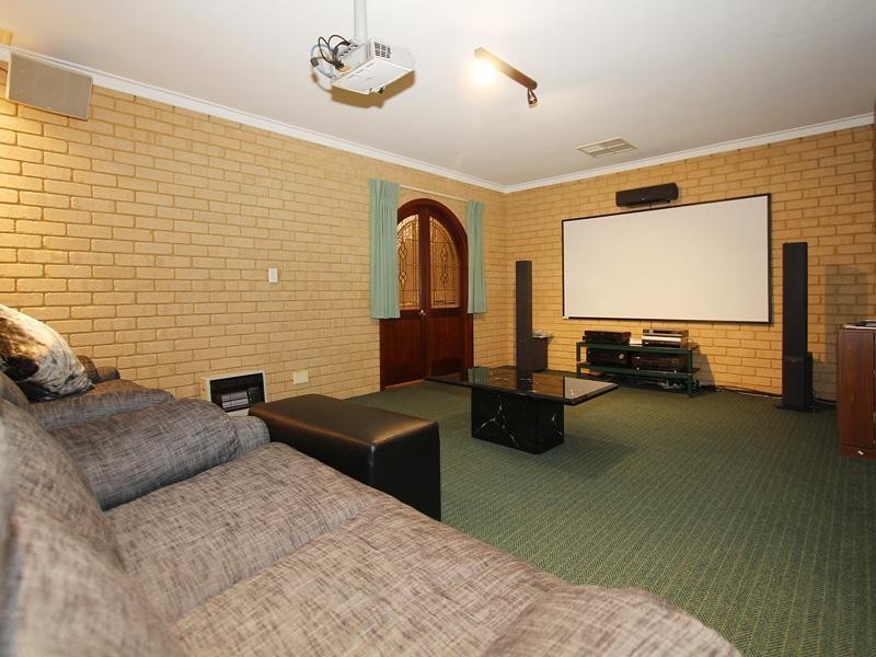 11 Sovereign Drive, Thornlie WA 6108