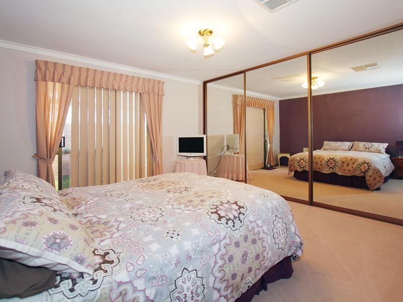 11 Sovereign Drive, Thornlie WA 6108