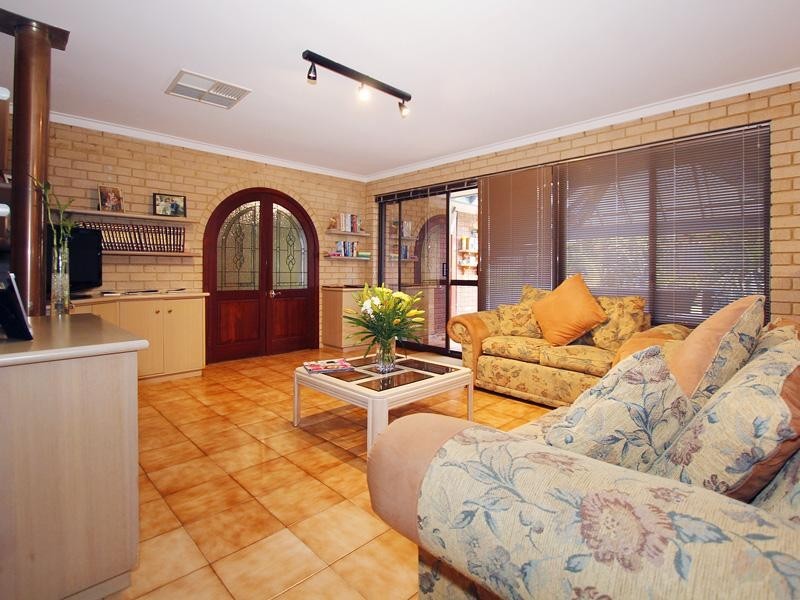 11 Sovereign Drive, Thornlie WA 6108