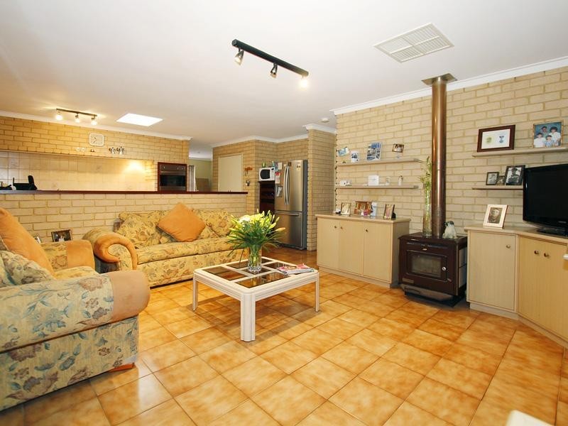 11 Sovereign Drive, Thornlie WA 6108