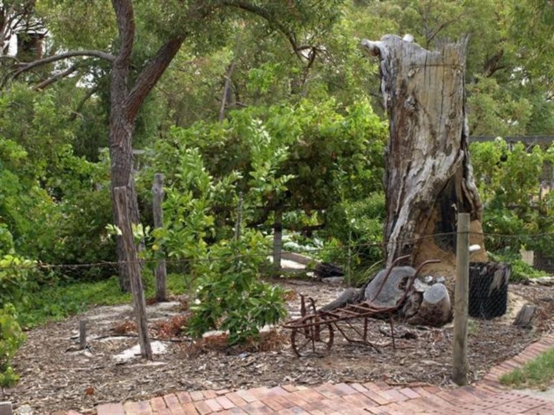 16 Dale Place, Orange Grove WA 6109