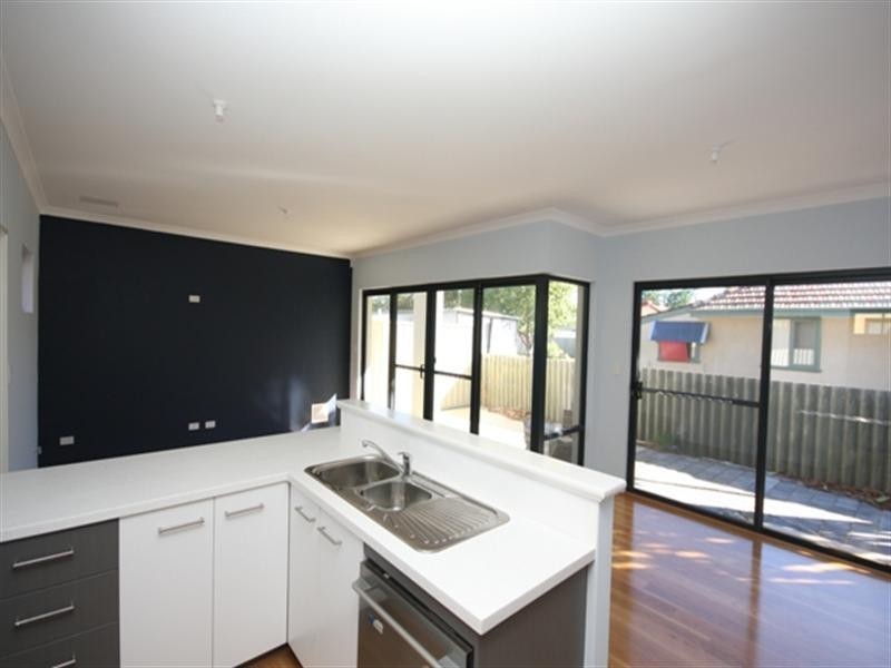 4b Locksley Avenue, Armadale WA 6112