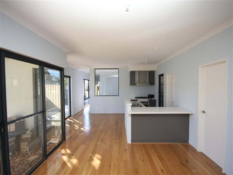 4b Locksley Avenue, Armadale WA 6112