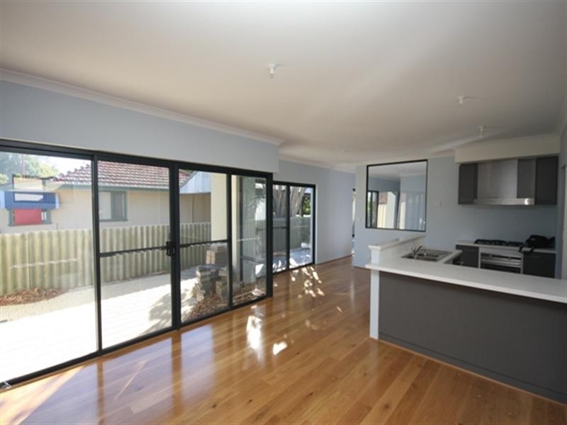 4b Locksley Avenue, Armadale WA 6112