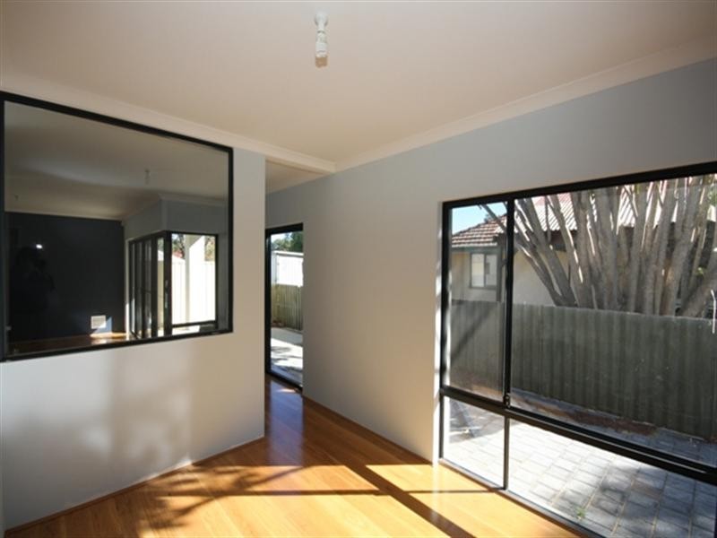 4b Locksley Avenue, Armadale WA 6112