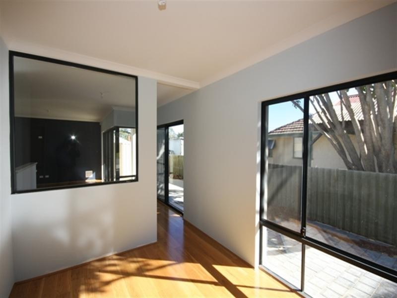 4b Locksley Avenue, Armadale WA 6112