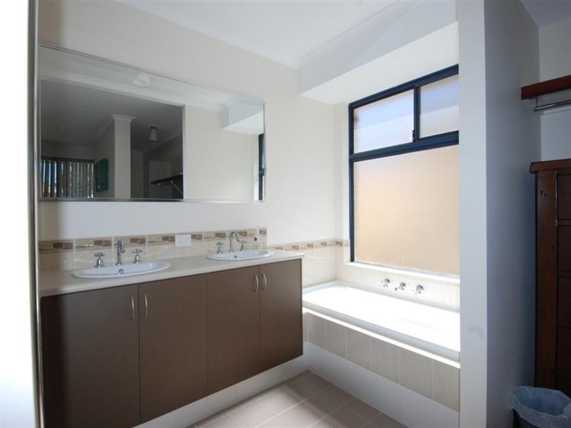 18 Tulip Way, East Cannington WA 6107