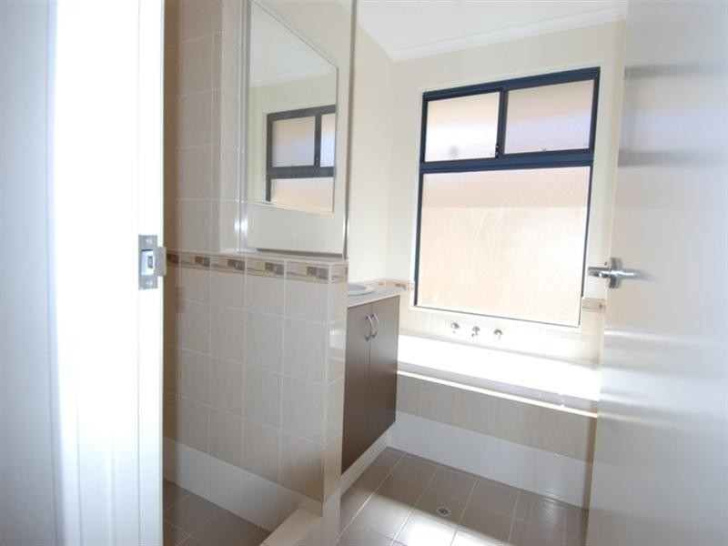 18 Tulip Way, East Cannington WA 6107