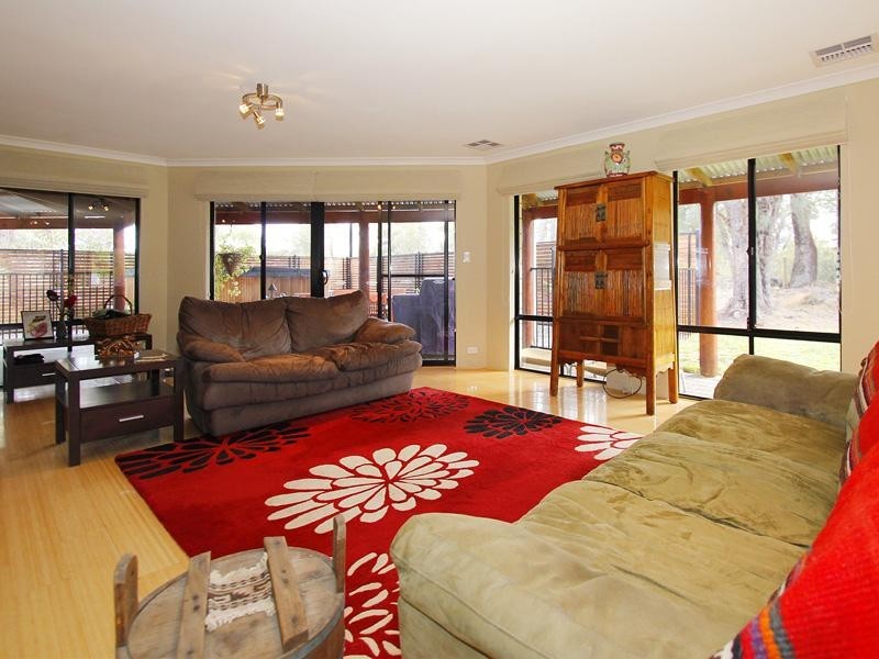 18 Fyfield Way, Bedfordale WA 6112