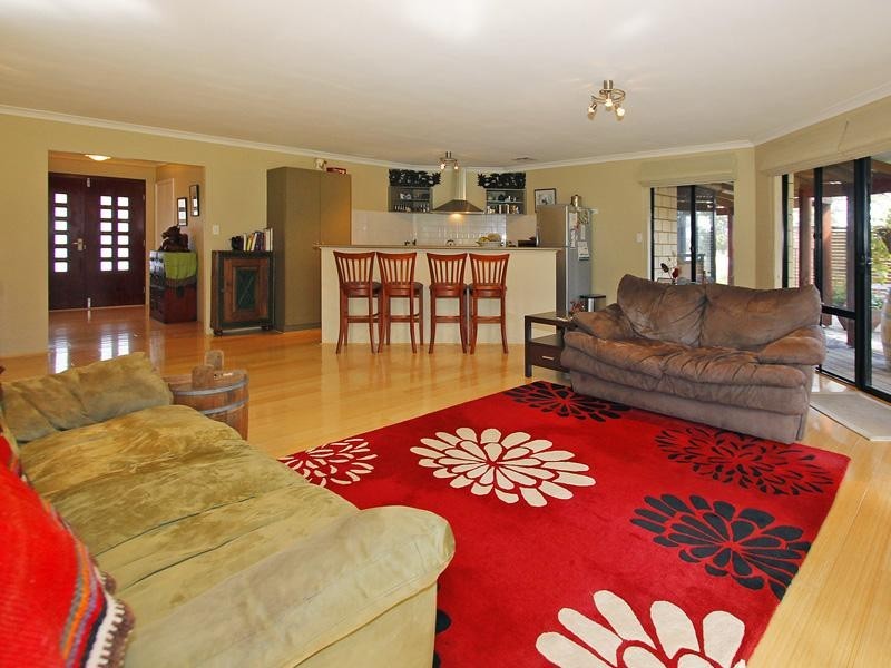 18 Fyfield Way, Bedfordale WA 6112