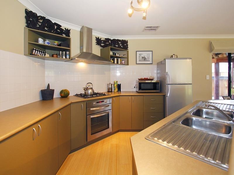 18 Fyfield Way, Bedfordale WA 6112