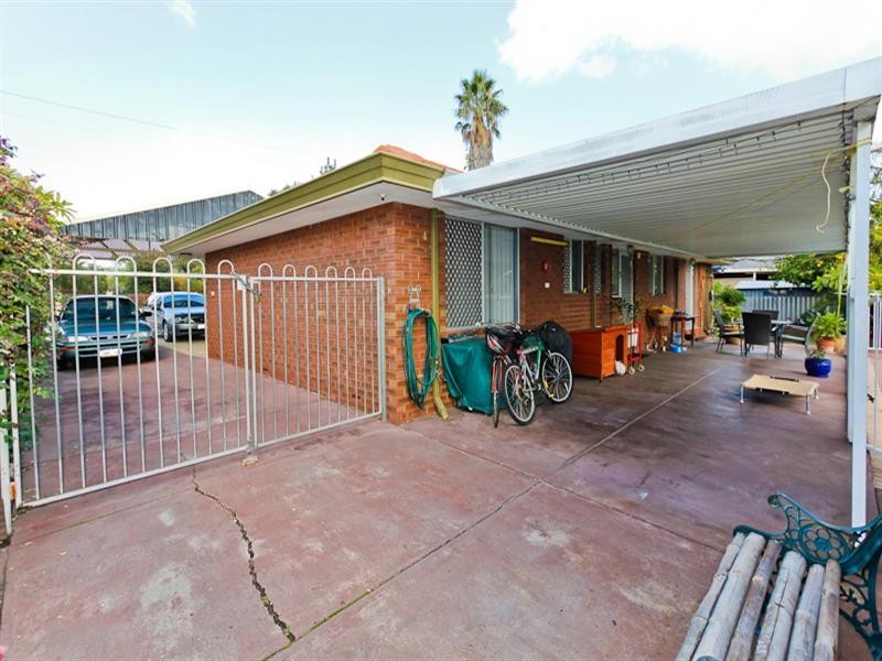 100 Gosnells Rd West, Maddington WA 6109