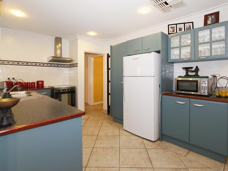 22 Waratah Drive, Camillo WA 6111