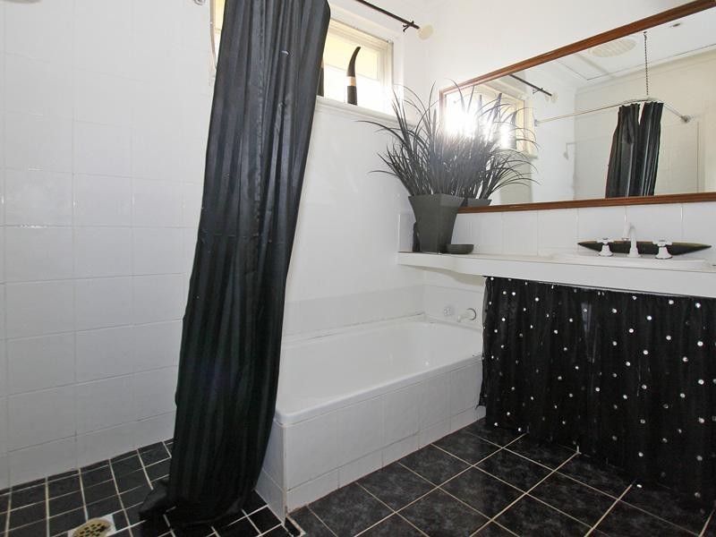 22 Waratah Drive, Camillo WA 6111