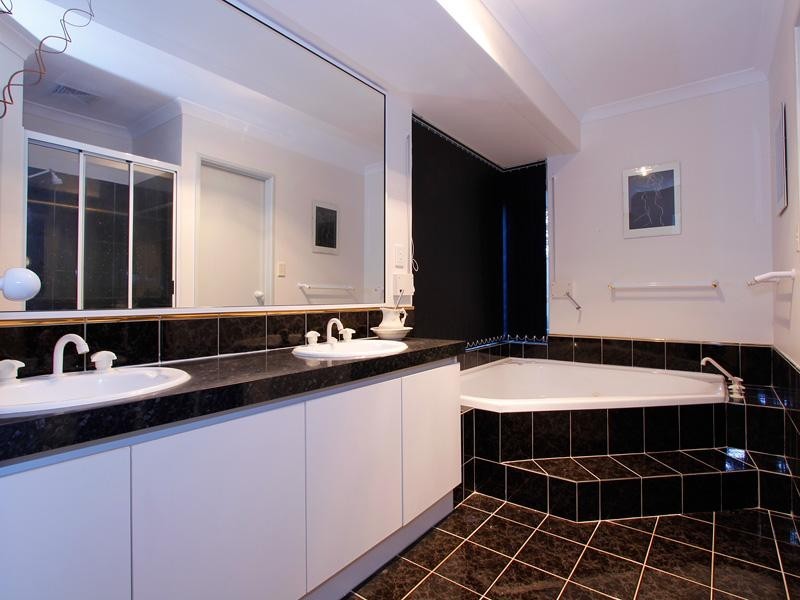 5 Bromfield Drive, Kelmscott WA 6111