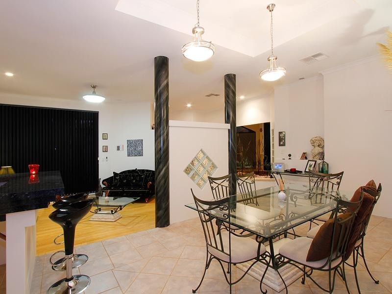 5 Bromfield Drive, Kelmscott WA 6111