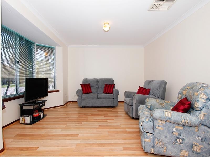 32 Towncentre Drive, Thornlie WA 6108