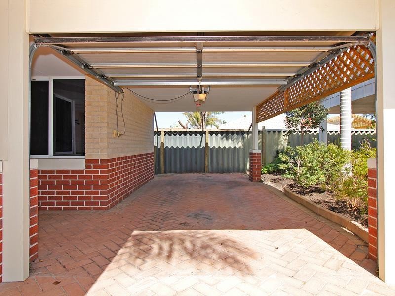 32 Towncentre Drive, Thornlie WA 6108