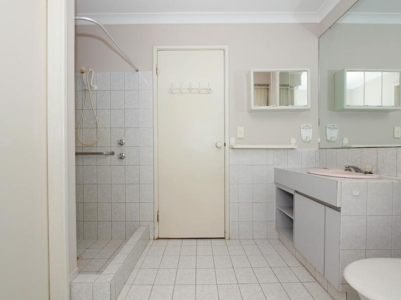 24 Hemingway Drive, Camillo WA 6111