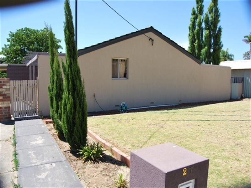 27 Brookdale Avenue, Armadale WA 6112