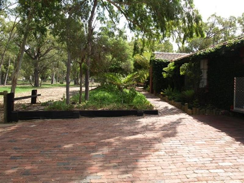 16 Dale Place, Orange Grove WA 6109