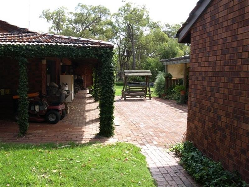 16 Dale Place, Orange Grove WA 6109