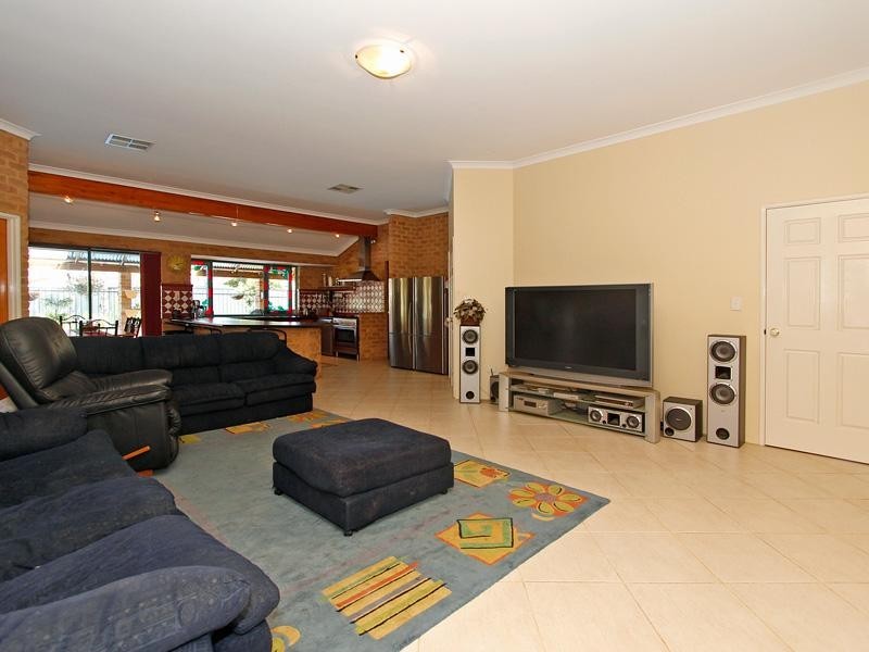 12 Spruce Place, Thornlie WA 6108